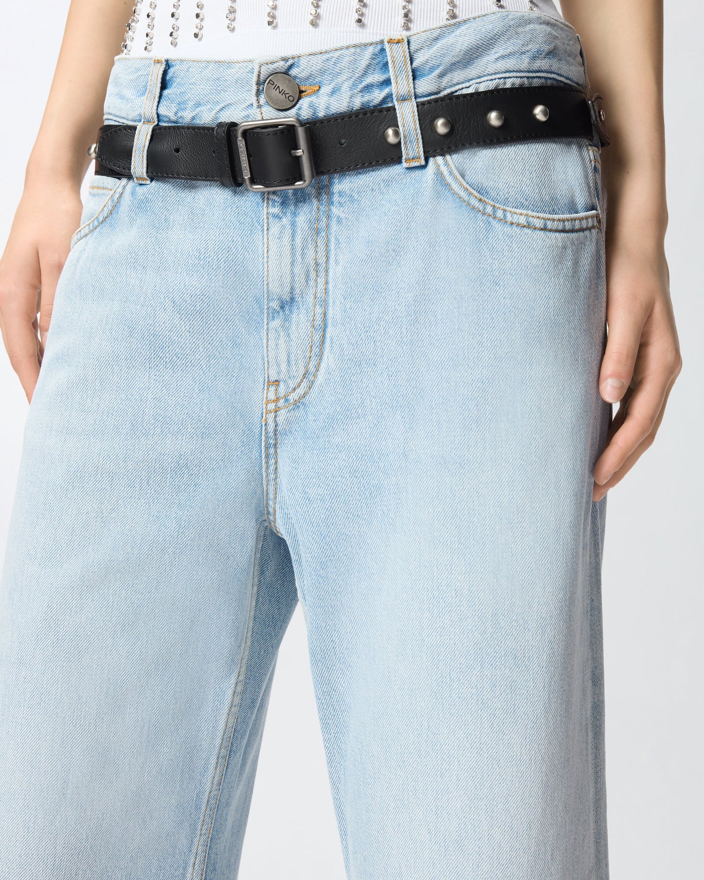 Cropped jeans with leather belt