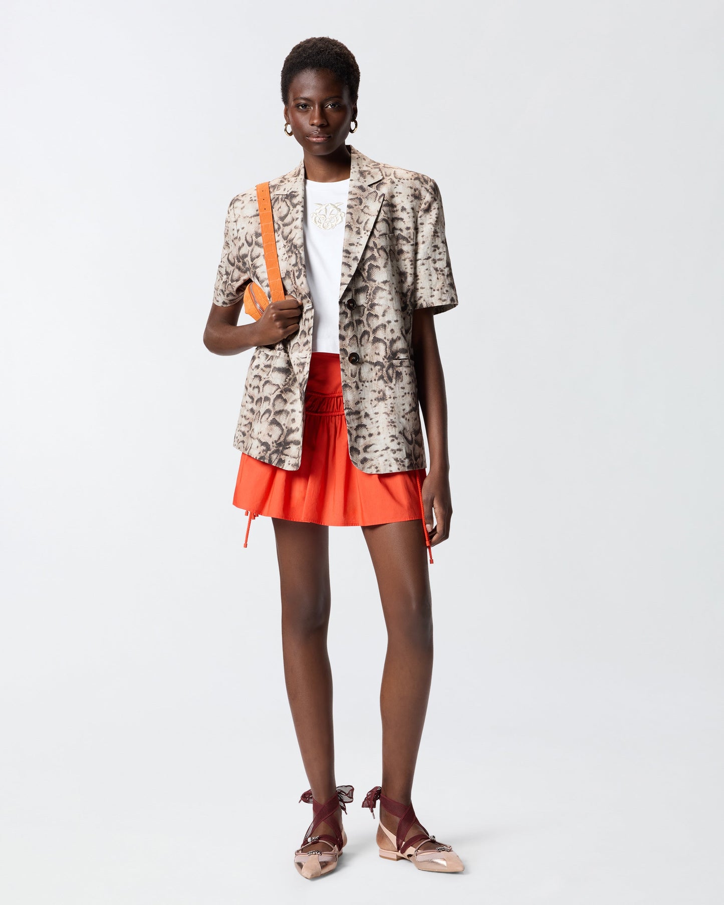 Short skirt with gathering and drawstring
