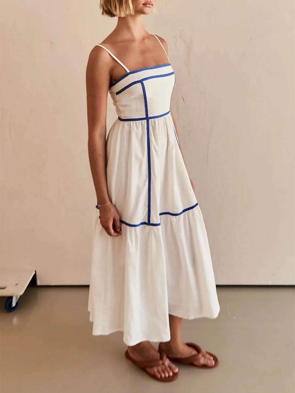 Midikleid mit Kontrastbesatz und verstellbaren Trägern