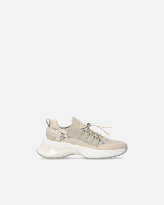 Knitted sneakers with laces and cord lock